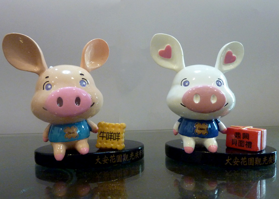 Resin pigs....Gifts for Tourists