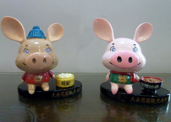 Resin pigs....Gifts for Tourists